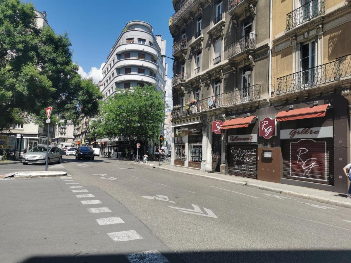 Bel Appartement Charme Ancien Dans Quartier Anime Grenoble Exteriör bild